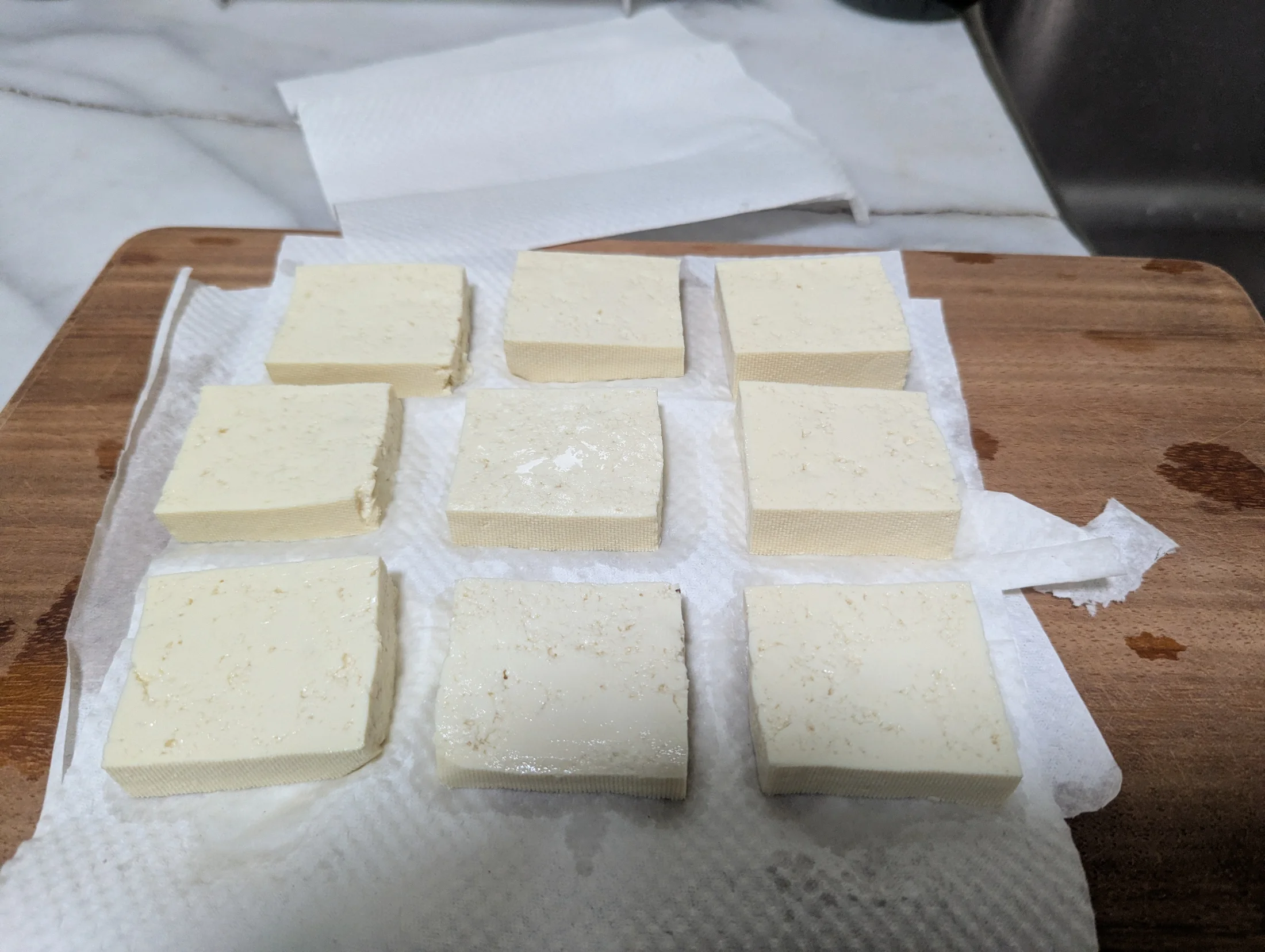 用廚房紙巾吸乾豆腐上的水分