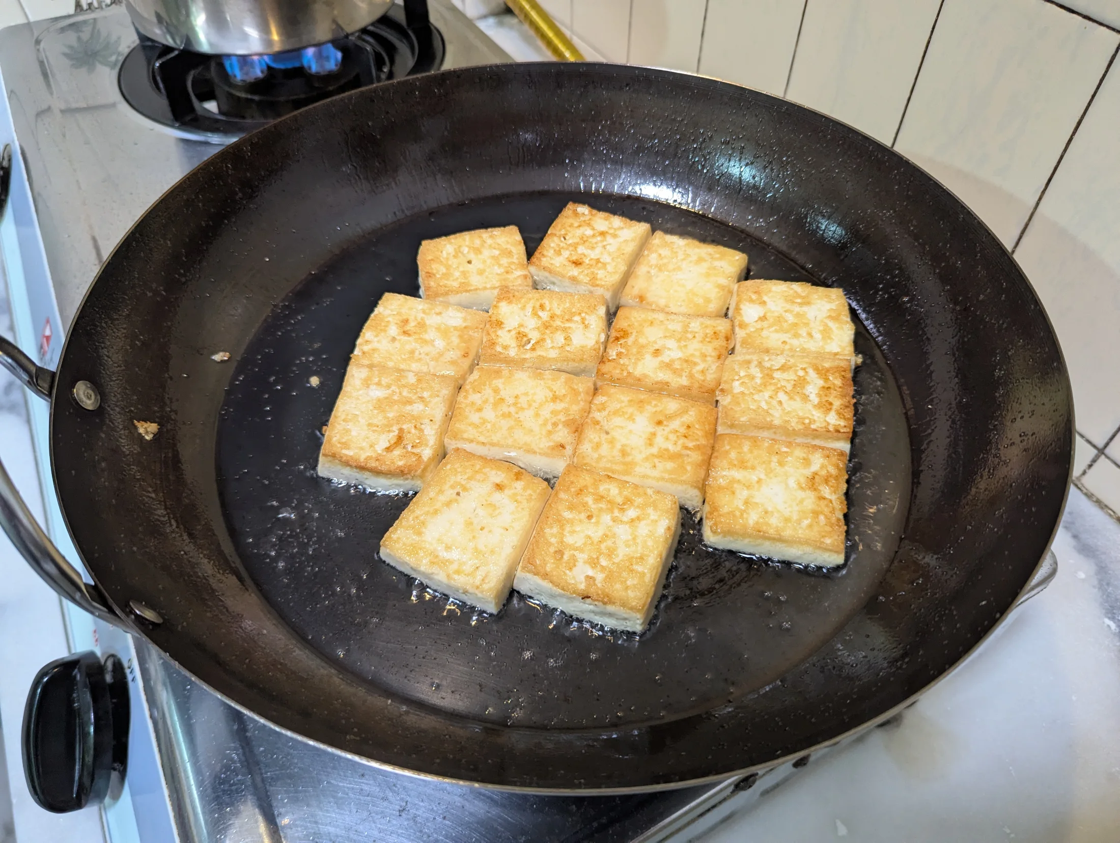 將豆腐煎至金黃色