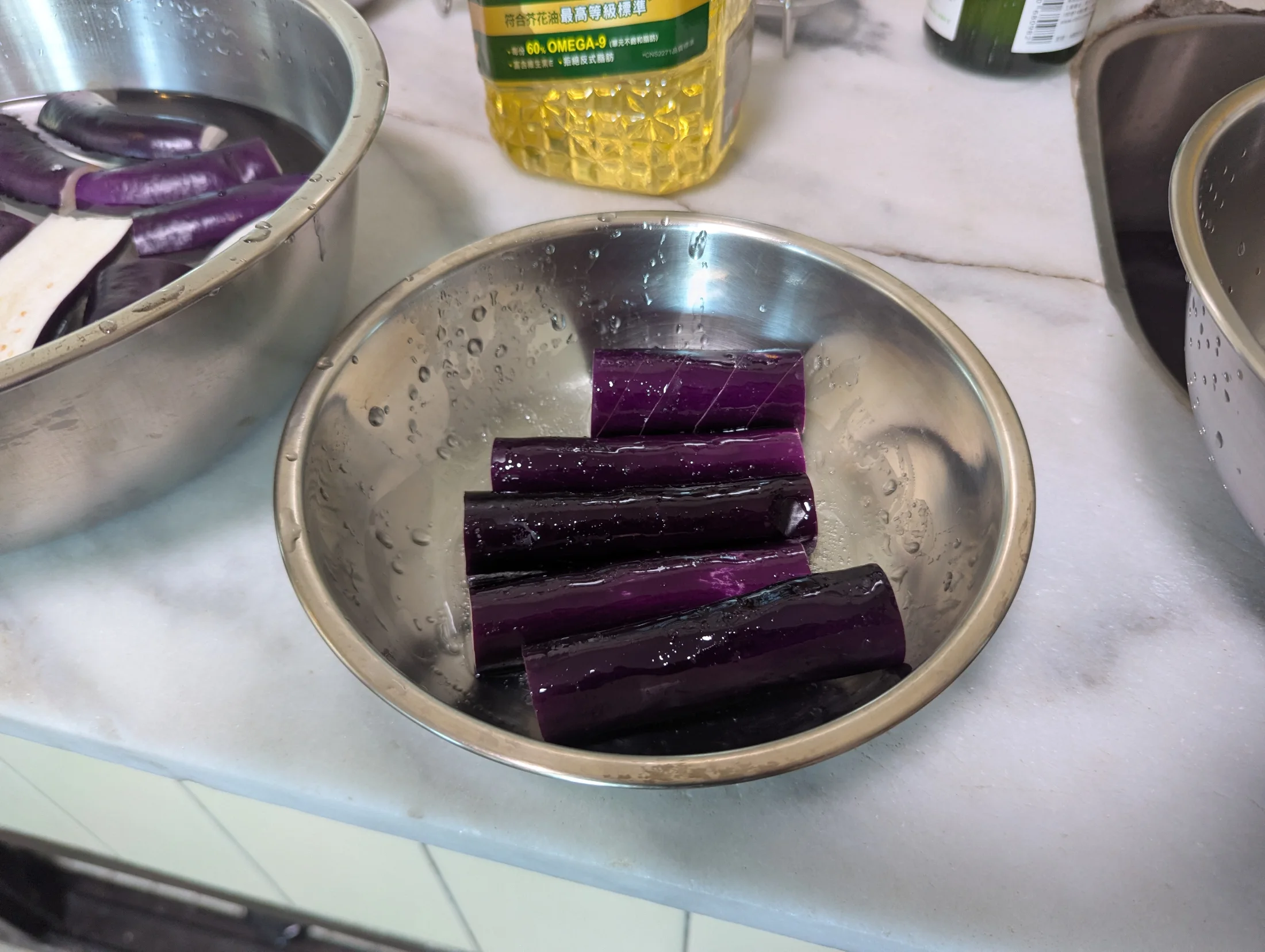 抹上薄油防止花青素色變